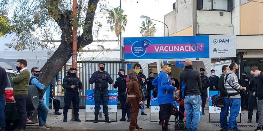 alberto-mendoza-gente-esperando-completo