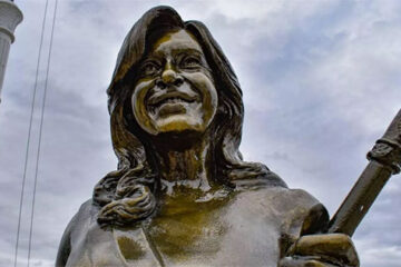 borracho-vio-estatua-cristina-desstacada